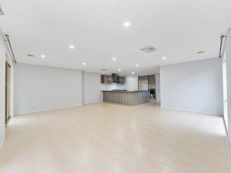 Photo - 2 Dartmoor Drive, Cranbourne East VIC 3977 - Image 19