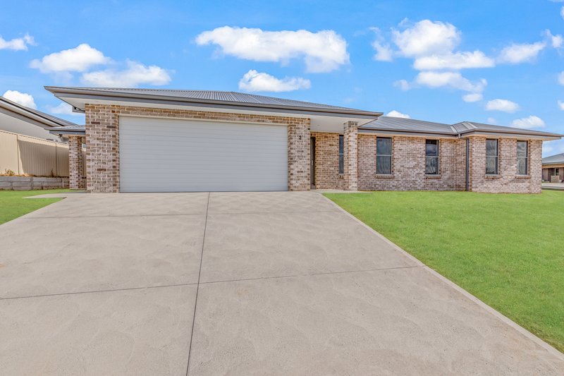 Photo - 2 Darvall Drive, Kelso NSW 2795 - Image 2