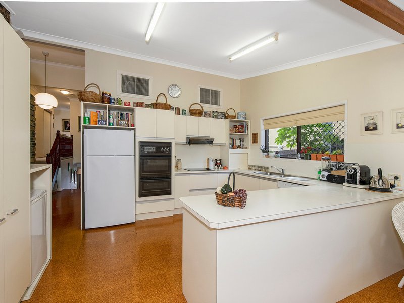 Photo - 2 Davina Street, Tarragindi QLD 4121 - Image 5