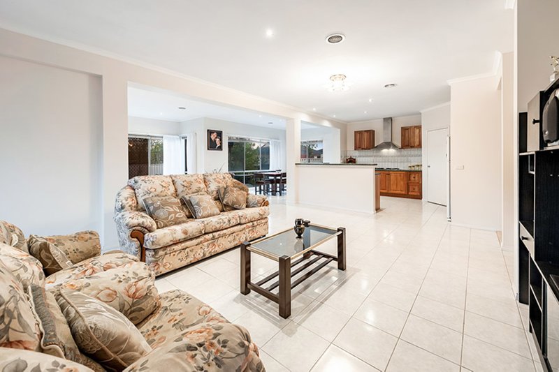 Photo - 2 Deauville Green, Craigieburn VIC 3064 - Image 5