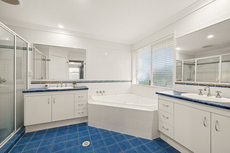 Photo - 2 Dimbulah Court, Albany Creek QLD 4035 - Image 17