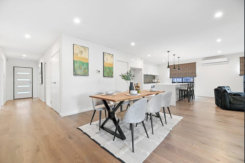 Photo - 2 Dolcetto Drive, Berwick VIC 3806 - Image 7