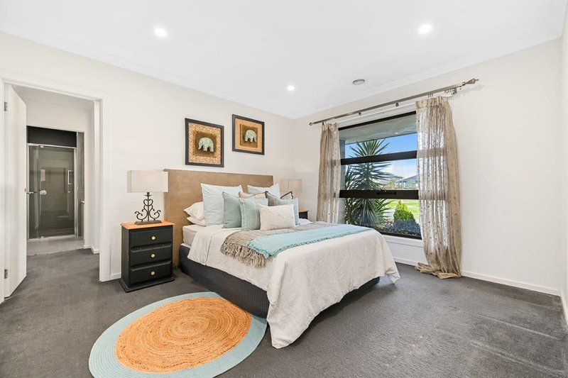 Photo - 2 Dolcetto Drive, Berwick VIC 3806 - Image 9