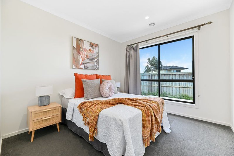 Photo - 2 Dolcetto Drive, Berwick VIC 3806 - Image 11