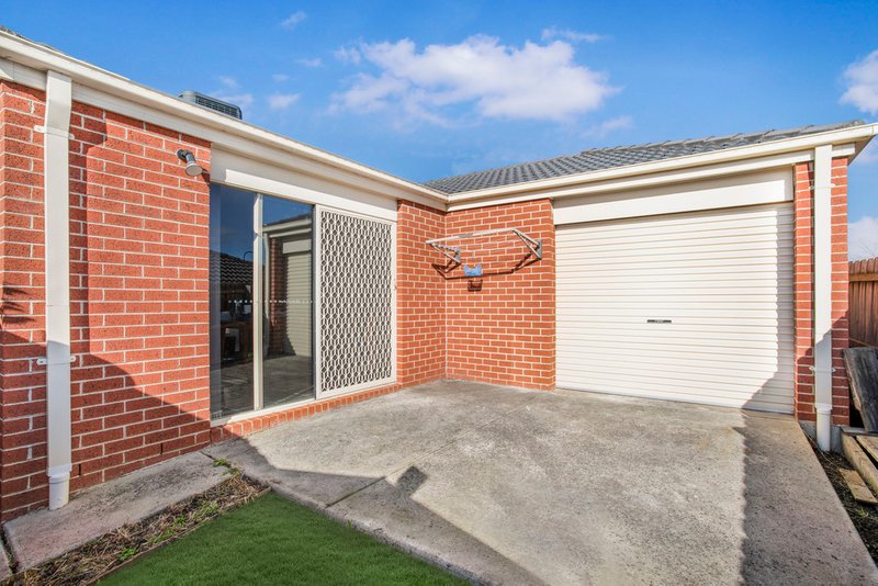 Photo - 2 Doonie Way, Pakenham VIC 3810 - Image 8