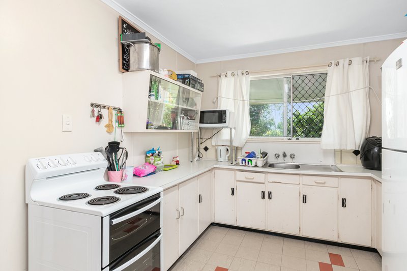 Photo - 2 Drysdale Street, Wynnum West QLD 4178 - Image 2