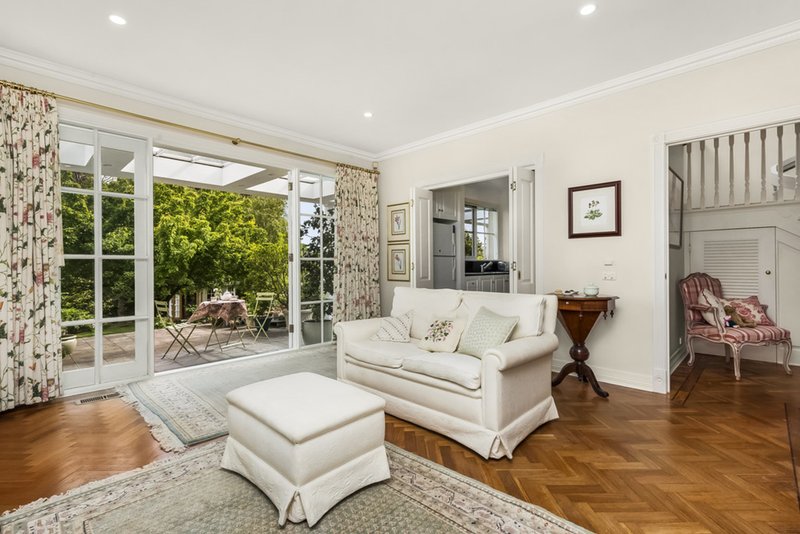 Photo - 2 Dunsmuir Drive, Mount Waverley VIC 3149 - Image 5