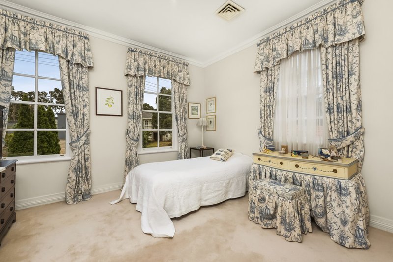 Photo - 2 Dunsmuir Drive, Mount Waverley VIC 3149 - Image 9