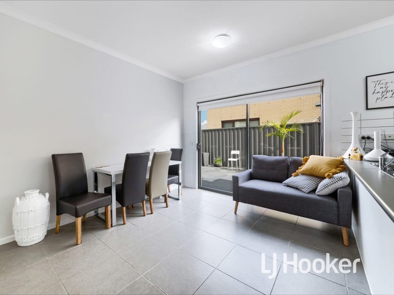 Photo - 2 Easter Way, Cranbourne East VIC 3977 - Image 4