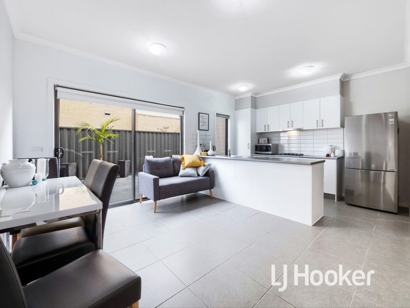 Photo - 2 Easter Way, Cranbourne East VIC 3977 - Image 5