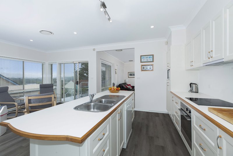 Photo - 2 Edward Street, Fennell Bay NSW 2283 - Image 4