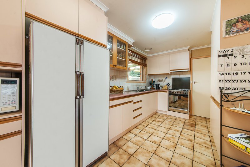 Photo - 2 Eildon Drive, Keysborough VIC 3173 - Image 3