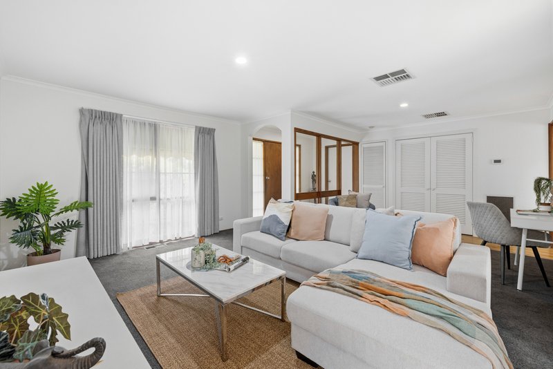 Photo - 2 El Greco Court, Scoresby VIC 3179 - Image 3