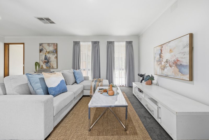 Photo - 2 El Greco Court, Scoresby VIC 3179 - Image 4