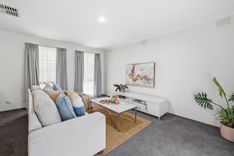 Photo - 2 El Greco Court, Scoresby VIC 3179 - Image 5