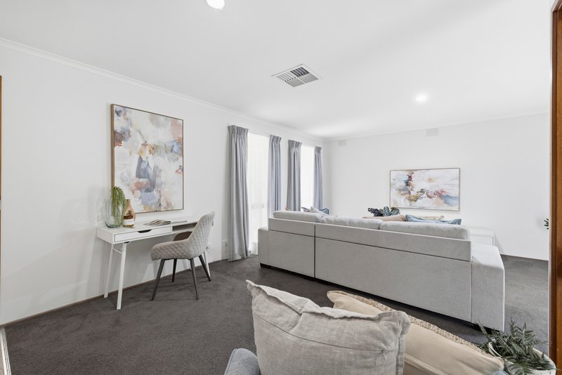 Photo - 2 El Greco Court, Scoresby VIC 3179 - Image 6