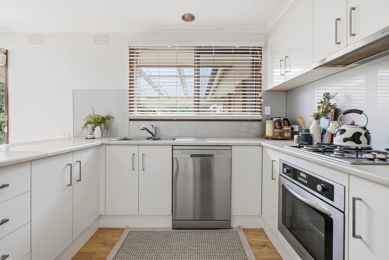 Photo - 2 El Greco Court, Scoresby VIC 3179 - Image 7