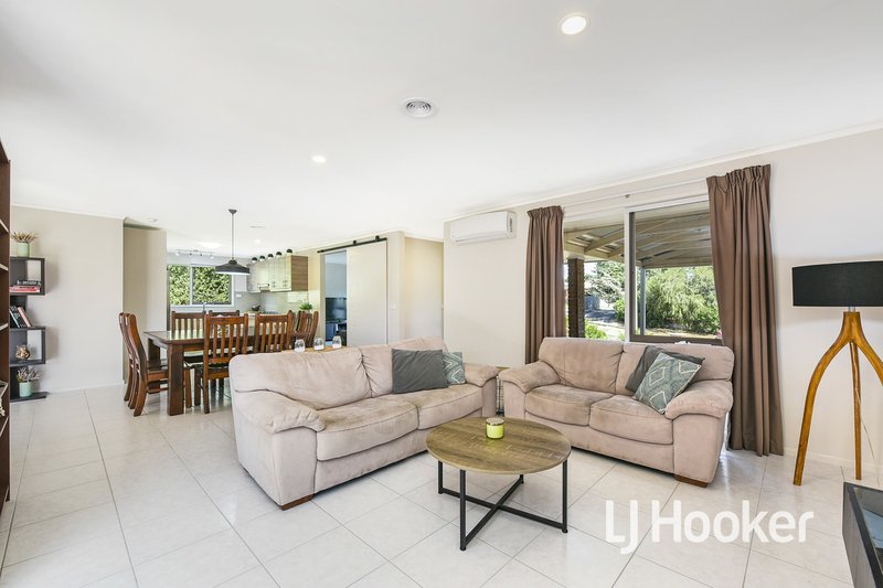 Photo - 2 Erin Court, Hampton Park VIC 3976 - Image 2