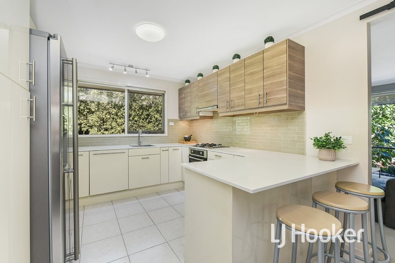 Photo - 2 Erin Court, Hampton Park VIC 3976 - Image 3