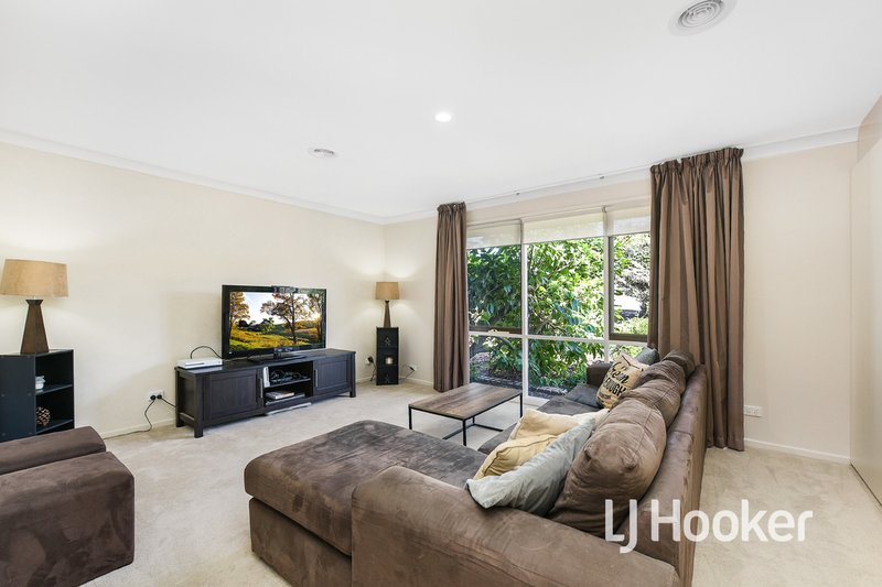 Photo - 2 Erin Court, Hampton Park VIC 3976 - Image 5