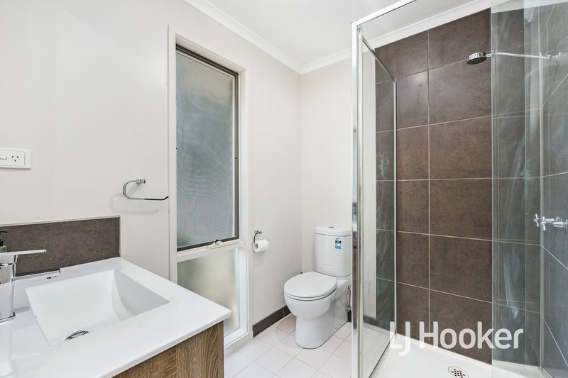 Photo - 2 Erin Court, Hampton Park VIC 3976 - Image 12