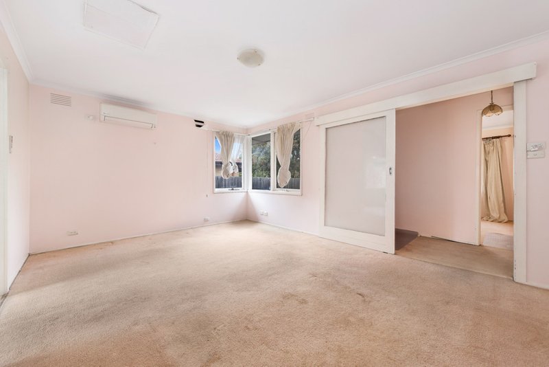 Photo - 2 Excalibur Avenue, Glen Waverley VIC 3150 - Image 4