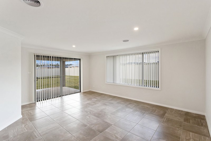 Photo - 2 Fairleigh Place, Kelso NSW 2795 - Image 3