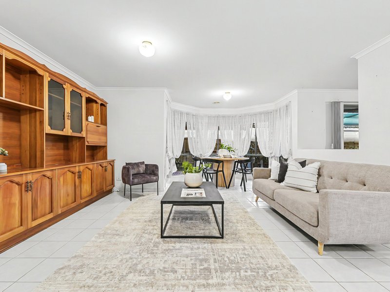 Photo - 2 Falcon Place, Pakenham VIC 3810 - Image 3