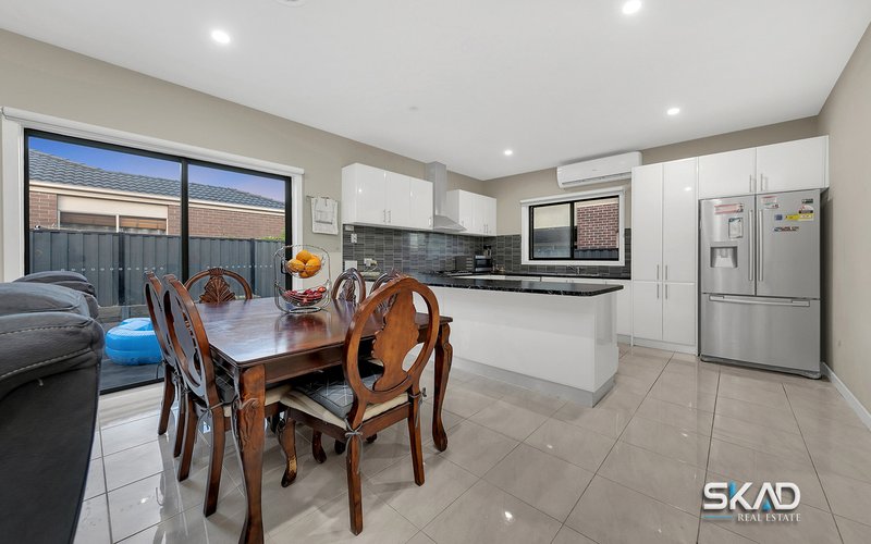 Photo - 2 Falls Avenue, Craigieburn VIC 3064 - Image 5