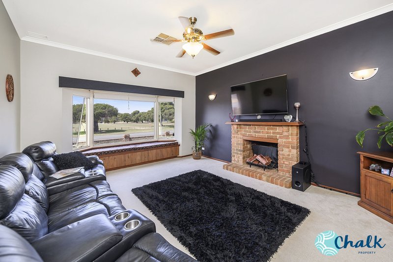 Photo - 2 Farrington Street, Warnbro WA 6169 - Image 11