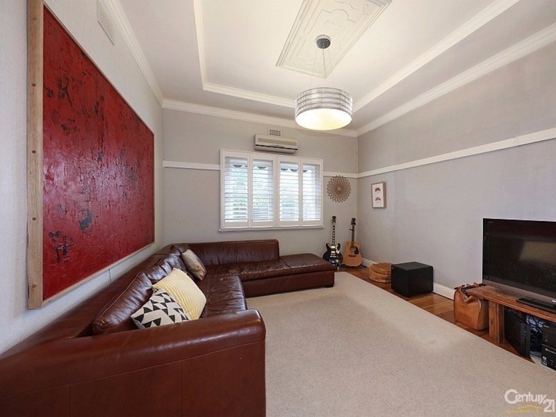 Photo - 2 Field Street, Bentleigh VIC 3204 - Image 2