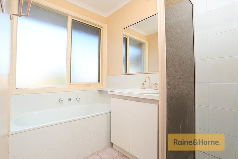 Photo - 2 Fisher Place, Kurunjang VIC 3337 - Image 7