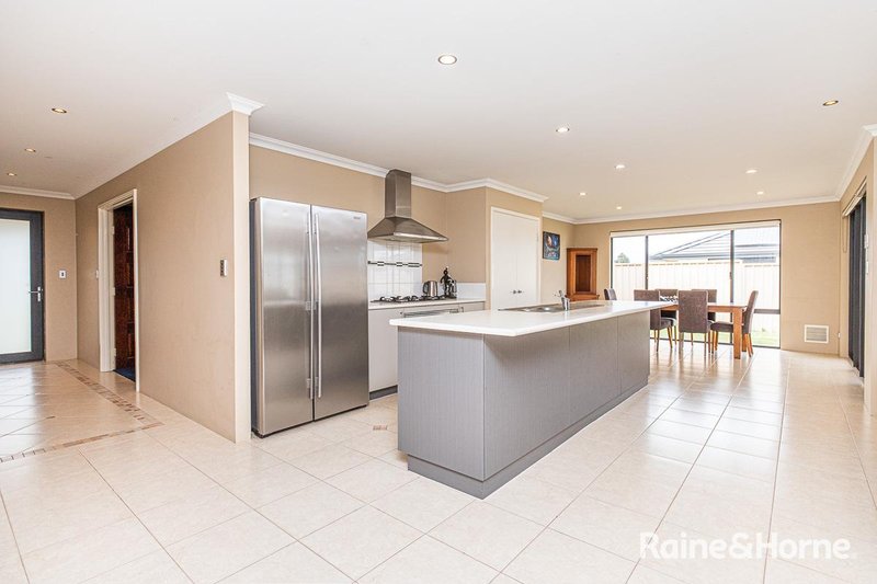 Photo - 2 Fortesse Place, Australind WA 6233 - Image 6