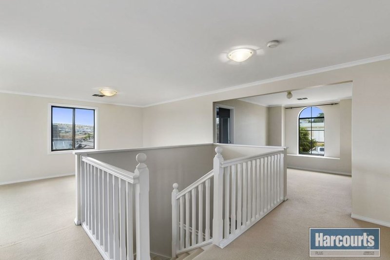 Photo - 2 Freebairn Drive, Hallett Cove SA 5158 - Image 10