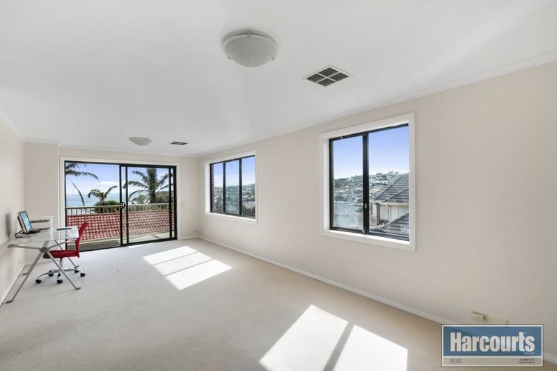 Photo - 2 Freebairn Drive, Hallett Cove SA 5158 - Image 11