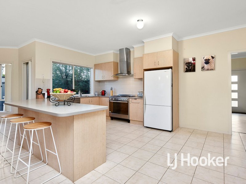 Photo - 2 Friarbird Court, Point Cook VIC 3030 - Image 4