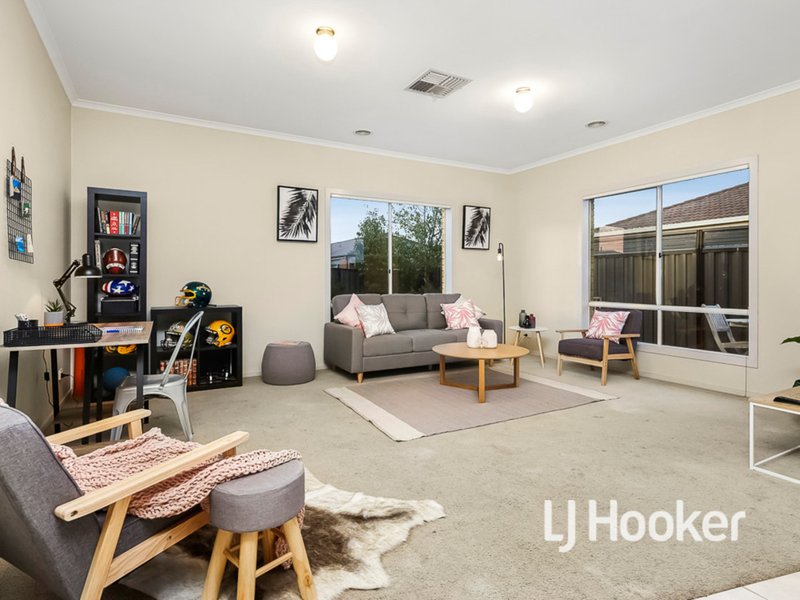 Photo - 2 Friarbird Court, Point Cook VIC 3030 - Image 7