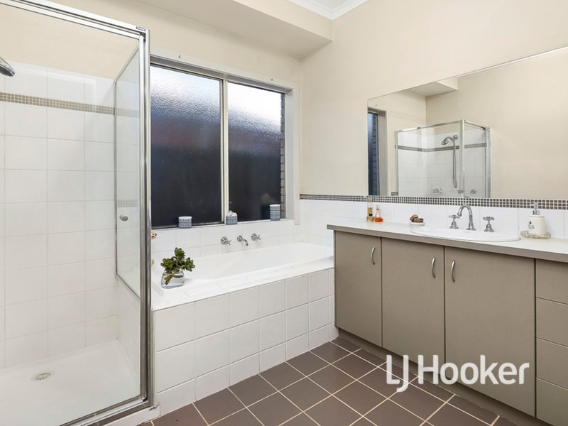 Photo - 2 Friarbird Court, Point Cook VIC 3030 - Image 9