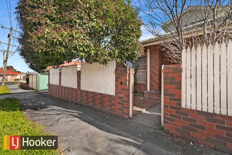 Photo - 2 Gavan Dr , Springvale VIC 3171 - Image 2