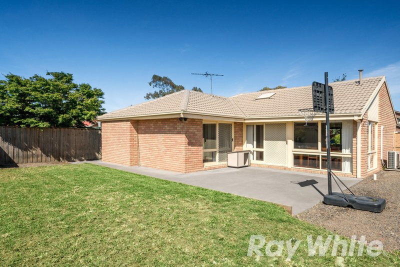 Photo - 2 Giles Court, Mill Park VIC 3082 - Image 5