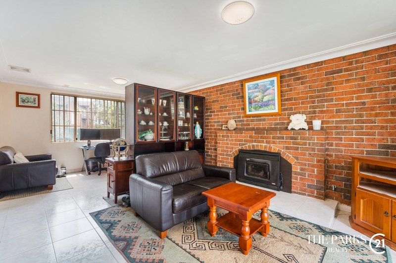 Photo - 2 Glen Osmond Crescent, Bossley Park NSW 2176 - Image 4