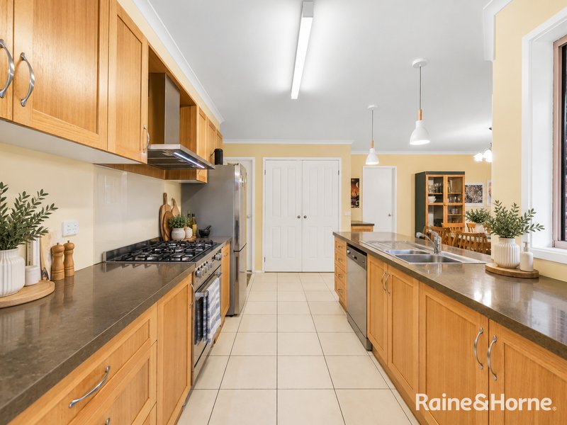 Photo - 2 Glendale Crescent, Berwick VIC 3806 - Image 4