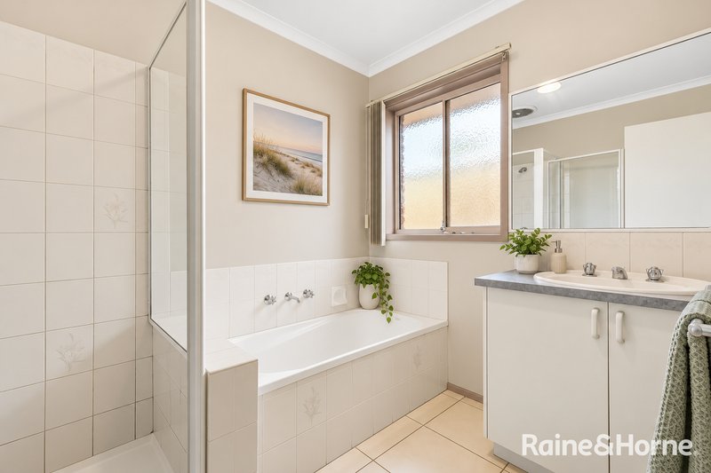Photo - 2 Glendale Crescent, Berwick VIC 3806 - Image 10
