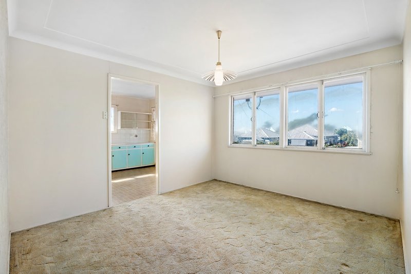 Photo - 2 Glenfern Avenue, Kedron QLD 4031 - Image 10