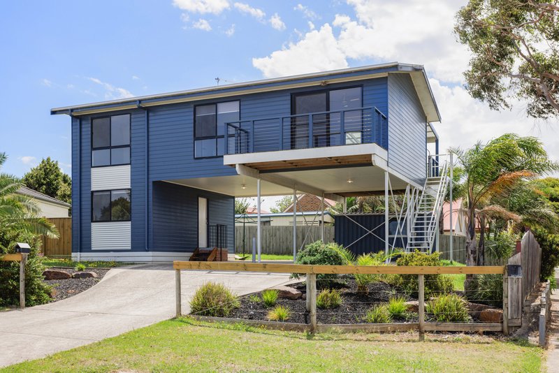 2 Grevilia Close, Cowes VIC 3922