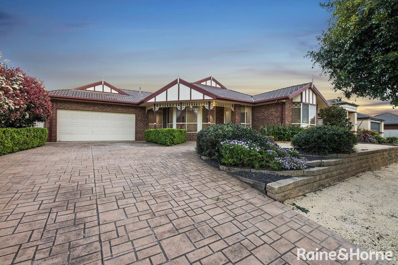 2 Grove Hall Place, Caroline Springs VIC 3023