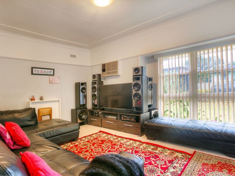 Photo - 2 Hayes Road, Seven Hills NSW 2147 - Image 3