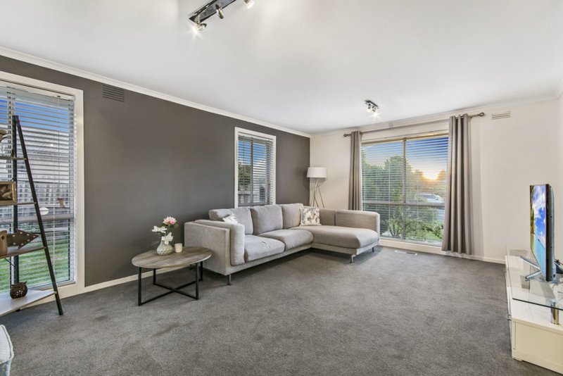 Photo - 2 Heathmere Crescent, Endeavour Hills VIC 3802 - Image 2