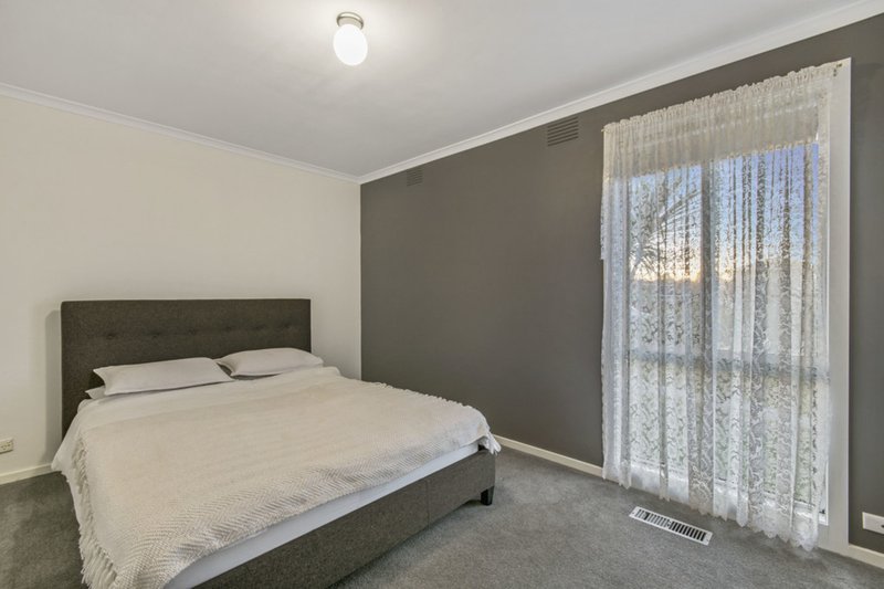 Photo - 2 Heathmere Crescent, Endeavour Hills VIC 3802 - Image 5