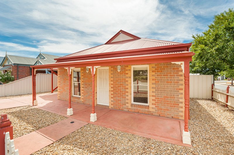 Photo - 2 Heathwood Close, Craigieburn VIC 3064 - Image 2